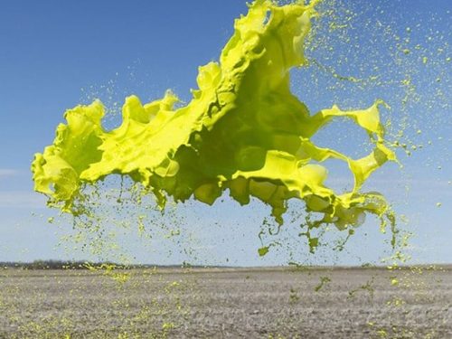 Bombe di colore sospese in aria: quando arte e fotografia si uniscono